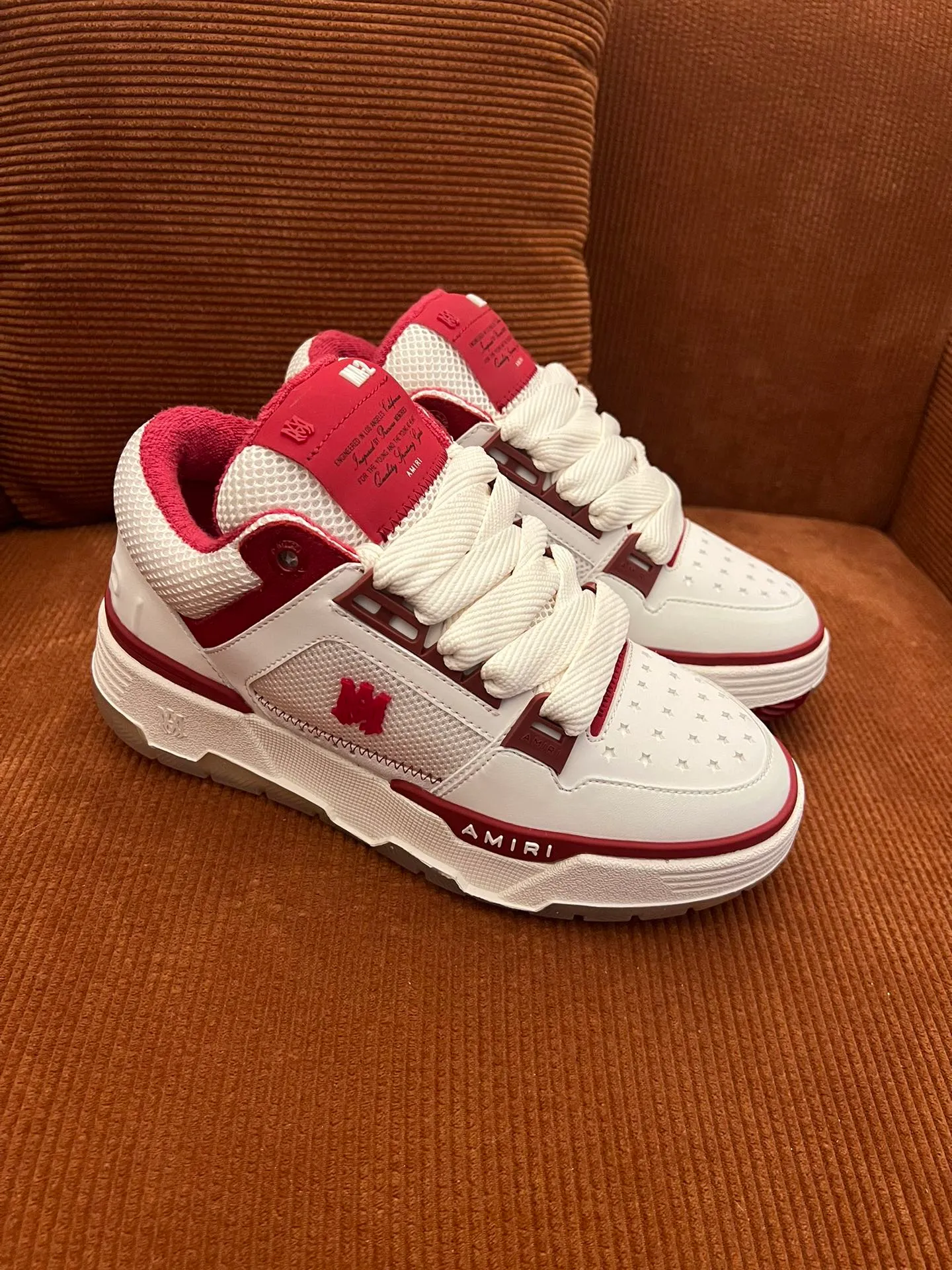 p620💰Men's shoes Amiri Emile's 2023 spring and summer new MA-1 bread shoes, couple models, casual sports shoes, sneakers Amiri gave up the rock punk style in the new season and used a large number of unsaturated colors, Morandi tones, whether you see or wear them, it will make people very happy. The large tongue of the bread shoes continues, shortens the length of the shoe body, thickens the midsole, and the toe part is more rounded. Amiri's brand letters and MA logo appear on the side of the shoe. Fabric: Original customized imported first-layer cowhide + mesh. Lining: Original customized breathable towel lining. Outsole. Foam combination material. Bottom thickness: 4CM. Size: Men's 39-45